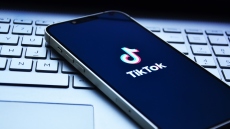 Στο στόχαστρο της Κομισιόν το TikTok για τον εθιστικό σχεδιασμό του που βλάπτει τα παιδιά