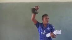 Δάσκαλος στην Κένυα έγινε viral αφού μαθαίνει στους μαθητές του τον ύμνο της Μάντσεστερ Γιουνάιτεντ, δείτε βίντεο