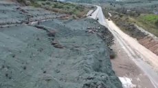 Κλειστή παραμένει η Ιόνια Οδός λόγω ρήγματος και κατολισθήσεων από την έντονη βροχόπτωση: Δείτε βίντεο