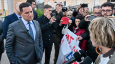 Στελέχη του ΚΚΕ διαδήλωναν στο νοσοκομείο του Άργους για τη... φρεγάτα Κίμων: Ο διάλογός τους με τον Άδωνι Γεωργιάδη