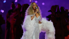  Μαράια Κάρεϊ: Με λαμπερό φόρεμα και κοσμήματα 306 καρατίων στην τελετή έναρξης των Χειμερινών Ολυμπιακών Αγώνων
