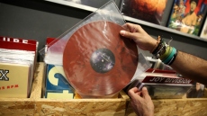 Το βινύλιο αναβιώνει και τα δισκάδικα επανέρχονται: Δεν είναι μόνο νοσταλγία, αλλά και μία αισθητική επιλογή