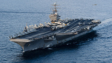 Μήνυμα ισχύος από τις ΗΠΑ: Κούσνερ και Γουίτκοφ στο αεροπλανοφόρο USS Abraham Lincoln μία ημέρα μετά τις συνομιλίες με το Ιράν