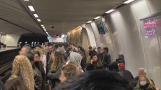 Αναστάτωση στο Μετρό: Νεαρά άτομα τράβηξαν τον μοχλό κινδύνου σε συρμό προς Ελληνικό