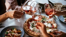 Galentine’s Day: 6 διευθύνσεις για ποτό και φαγητό με φίλες