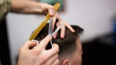 Νεαρός επιτέθηκε με γκλοπ σε κουρέα στην Πύλο επειδή δεν του άρεσε το κούρεμά του: Προκάλεσε φθορές και στο ΙΧ του