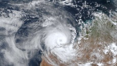 Ο τροπικός κυκλώνας Μίτσελ ενισχύθηκε σε κατηγορία 3 και πλησιάζει στην Αυστραλία με ριπές ανέμου 195 χλμ/ώρα 