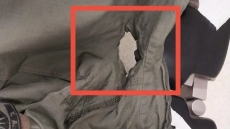 Η μολότοφ που πέταξαν σε αστυνομικό στα επεισόδια του ΑΠΘ άνοιξε τρύπα στη στολή του, δείτε φωτογραφία