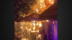 Πύρινη κόλαση στο κέντρο του Βόλου από φωτιά σε παλιό σπίτι, δείτε βίντεο και φωτογραφίες