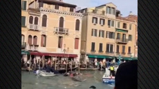 Ατύχημα στη Βενετία: Ταχύπλοο συγκρούστηκε με γόνδολες και προσέκρουσε στη γέφυρα του Ριάλτο