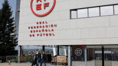 Η ποδοσφαιρική ομοσπονδία της Ισπανίας απέβαλε τον διαιτητή που κατηγορείται για επίθεση σε ιερόδουλη
