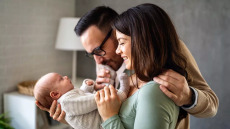 Γιατί οι γονείς δεν επιλέγουν πλέον παραδοσιακά ονόματα για τα παιδιά τους;
