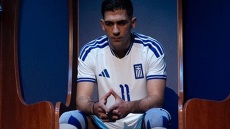 Αποκαλυπτήρια για τη νέα φανέλα της εθνικής ποδοσφαίρου με έμπνευση από τον θρίαμβο του Euro 2004