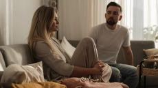 Burn out και στις σχέσεις; Γιατί το «θέλω λίγο χώρο» ακούγεται όλο και συχνότερα
