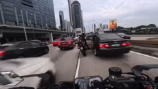 Παιδί ανοίγει πόρτα αυτοκινήτου σε αυτοκινητόδρομο στη Μαλαισία και προκαλεί τροχαίο τραυματίζοντας μοτοσικλετιστή, δείτε βίντεο
