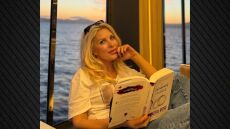 Ελένη Μενεγάκη: Η 11χρονη κόρη της, Μαρίνα Παντζοπούλου τη φωτογραφίζει στο πλοίο από Άνδρο