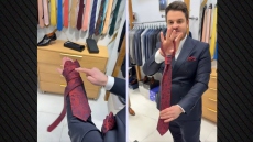 Στυλίστας δείχνει τον πιο εύκολο και γρήγορο κόμπο δεσίματος γραβάτας, δείτε βίντεο