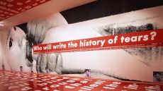 Barbara Kruger: Η καταξιωμένη Αμερικανίδα καλλιτέχνιδα δημιουργεί έργα στα ελληνικά 