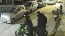 Θρασύτατοι κλέφτες στη Θεσσαλονίκη φεύγουν με την κλεμμένη μηχανή και στέλνουν φιλάκια, ο διάλογος που έγινε viral
