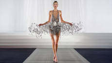 Σίλια Κριθαριώτη: Το Παρίσι είπε «Bienvenue» στην ελληνική υψηλή ραπτική
