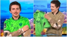 Ο Τιμοτέ Σαλαμέ «παρουσίασε» τη νέα φανέλα της Σεντ Ετιέν στον αέρα της γαλλικής τηλεόρασης!
