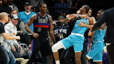 Άγριος καβγάς στο Χόρνετς - Πίστονς με μπουνιές, κεφαλοκλειδώματα και τέσσερις αποβολές, δείτε βίντεο