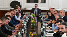 Αδιαπραγμάτευτη προτεραιότητα η στήριξη της κτηνοτροφίας, είπε ο Μητσοτάκης στη συνάντηση με τους αγρότες στο Μαξίμου