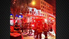 Μία νεκρή και τουλάχιστον εννέα τραυματίες μετά από φωτιά σε πολυκατοικία στο Κουίνς της Νέας Υόρκης, δείτε βίντεο