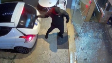Βάρη: Μπούκαραν με το αμάξι σε κατάστημα και άρπαξαν όσα περισσότερα μπορούσαν, δείτε βίντεο