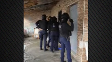 Η στιγμή που πάνοπλοι αστυνομικοί μπαίνουν σε σπίτια σε Φυλή και Αχαρνές και ξηλώνουν καλώδια 520 μέτρων που χρησιμοποιούνταν για ρευματοκλοπές