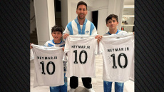 Ο Μέσι φωτογραφήθηκε με τα παιδιά του με τη φανέλα με το Νο10 της ιστορικής Σάντος 