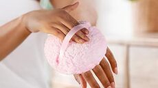 Η αρωματική πούδρα είναι το διαχρονικό μυστικό για φρεσκάδα που διαρκεί όλη μέρα
