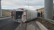 Τροχαίο με ανατροπή απορριμματοφόρου στην Περιφερειακή Αιγάλεω, εγκλωβίστηκε στο όχημα ο οδηγός