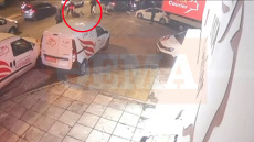 Μαχαιρώματα και ξύλο με ρόπαλα στο κέντρο της Αθήνας με τραυματίες, 26 συλλήψεις – Δείτε βίντεο