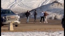 Βίντεο με τις πρώτες στιγμές μετά την επίθεση με 10 νεκρούς σε σχολείο στον Καναδά, μαθητές τρέχουν έξω 