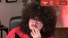 Αποσβολωμένος κοιτούσε ο οπαδός της Μάντσεστερ που περίμενε νίκη για να κουρευτεί: Σχεδόν 300.000 θεατές έβλεπαν live τις αντιδράσεις του