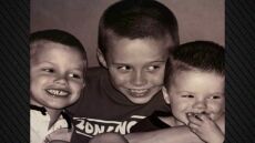 Η φωτογραφία του Κρουζ Μπέκαμ με τον αδερφό του Μπρούκλιν με τους στίχους τραγουδιού που μιλούν για «κάτι ιερό που έχασε»