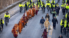 Μετά από 108 ημέρες και 3.700 χλμ, 19 Βουδιστές μοναχοί στις ΗΠΑ ολοκλήρωσαν τον «Περίπατο για την Ειρήνη»
