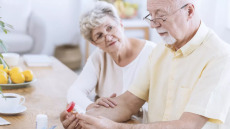 Έχετε χοληστερόλη και παίρνετε στατίνες; Τι αποκαλύπτει έρευνα για τις παρενέργειές τους
