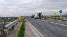 Μια τραυματίας από τροχαίο στον Τύρναβο: Καταπλακώθηκε από τρακτέρ που ήταν εν κινήσει, βίντεο και φωτογραφίες