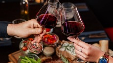 22 ελληνικά, κόκκινα κρασιά για το τραπέζι της Τσικνοπέμπτης