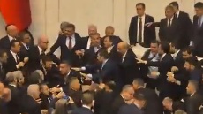 Χάος με γροθιές μεταξύ βουλευτών στην τουρκική βουλή κατά την ορκωμοσία των νέων υπουργών Δικαιοσύνης και Εσωτερικών