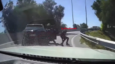 Ατρόμητος οδηγός πατάει ένοπλους που πήγαν να τον ληστέψουν σε αυτοκινητόδρομο στη Χιλή, δείτε βίντεο