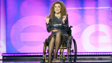 Από το τεχνητό κώμα πριν εννέα χρόνια, στην παρουσίαση της Eurovision: Η ιστορία της stand-up comedian, Κατερίνας Βρανά