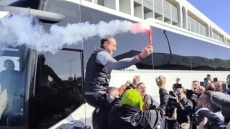 Υποδοχή ηρώων στην αποστολή του ΟΦΗ που επέστρεψε στο Ηράκλειο, οι οπαδοί σήκωσαν στα χέρια τον Χρήστο Κόντη, δείτε βίντεο 