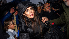 Εξοργισμένοι συγγενείς θυμάτων του κλαμπ στο Κραν Μοντανά περίμεναν τους ιδιοκτήτες στην εισαγγελία της Σιόν: Σπρωξίματα, φωνές και δάκρυα