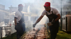 Τσικνοπέμπτη: Πήραν φωτιά οι ψησταριές στην Αθήνα, πάνω από 800 κιλά κρέας στη Βαρβάκειο αγορά