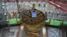 Με το Break on through των Doors και χειροκροτήματα ο μετροπόντικας Αθηνά στον Ευαγγελισμό για την επέκταση της γραμμής 4, βίντεο και φωτογραφίες