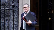 Τρίτη παραίτηση από τη Ντάουνινγκ Στριτ: Αποχωρεί και ο γενικός γραμματέας της κυβέρνησης Στάρμερ