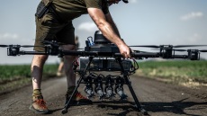 Αποστολή «διανομή μπισκότων» στα χαρακώματα της Ουκρανίας: Οι επιχειρήσεις που δίνουν χαμόγελο στον ζόφο του πολέμου